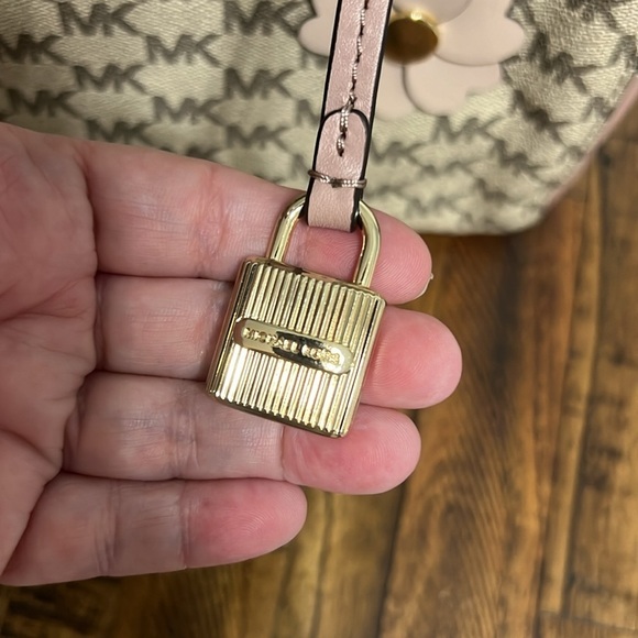 Michael Kors Bag Floral Appliqué Mercer Medium Duffel Natural pink gold hardware - Picture 7 of 17
